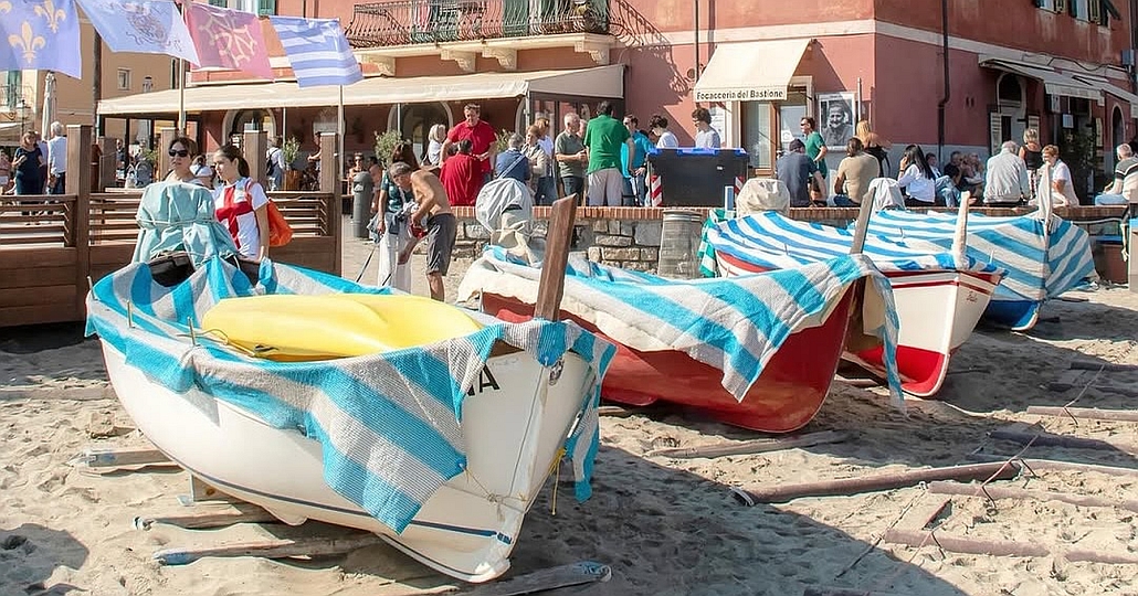 Barche a riposo sulla spiaggia del borgo marinaro di Laigueglia durante una manifestazione