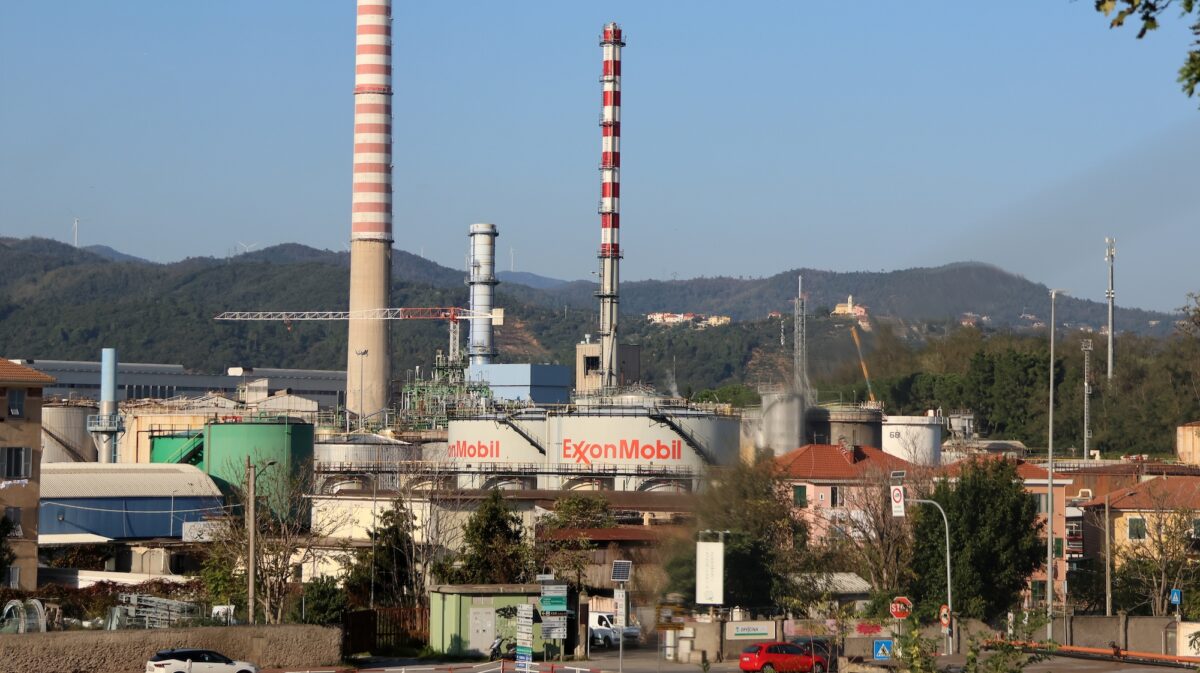 Vado Ligure exxon mobile esso italiana con le ciminiere tirreno power e infineum