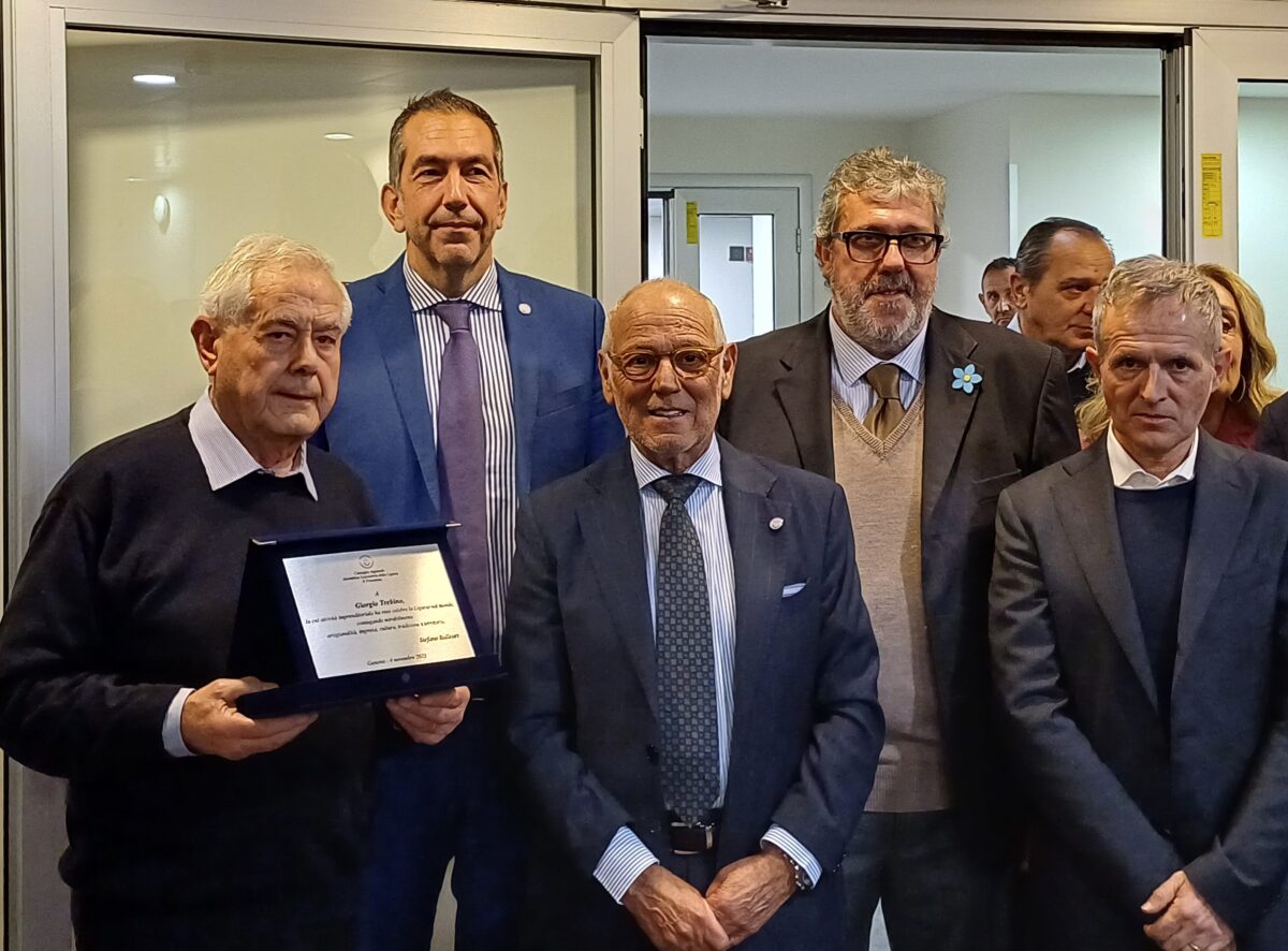 Consegna targa a Giorgio Trebino con sindaco di Uscio Garbarino
