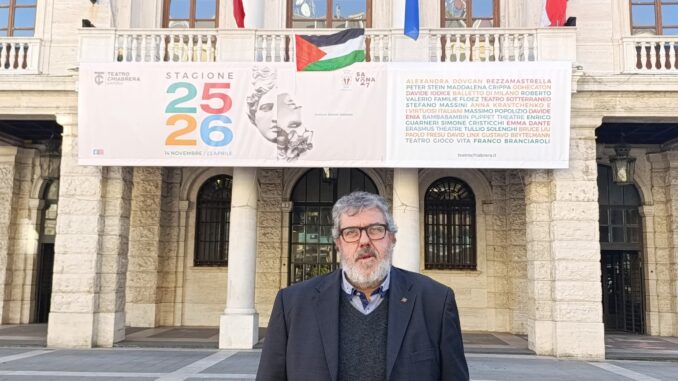 Consigliere regionale Angelo Vaccarezza davanti Comune di Savona