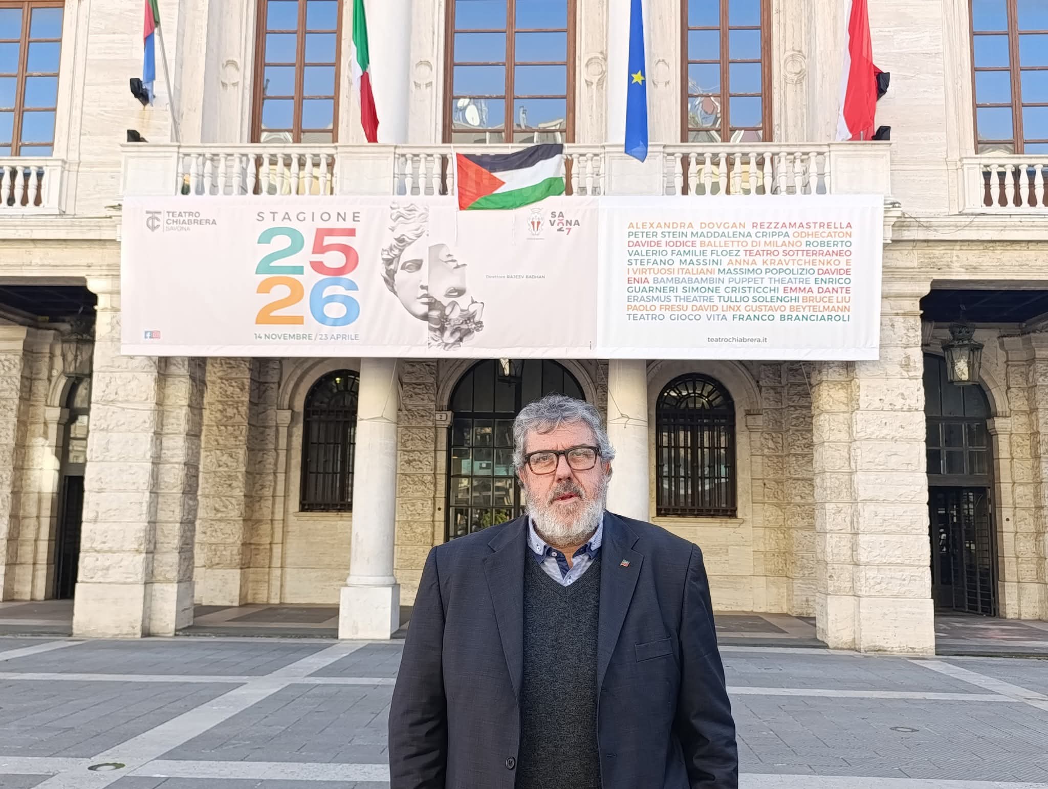 Consigliere regionale Angelo Vaccarezza davanti Comune di Savona