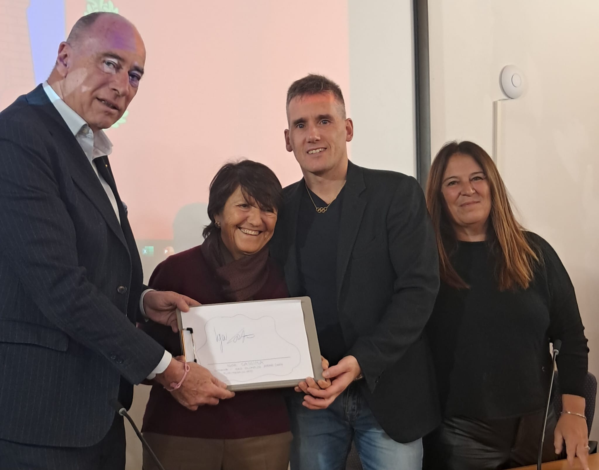 Igor Cassina firma la piastrella per il Muretto. In foto con il sindaco Melgrati, l'assessore Zucchinetti e Angela Berrino