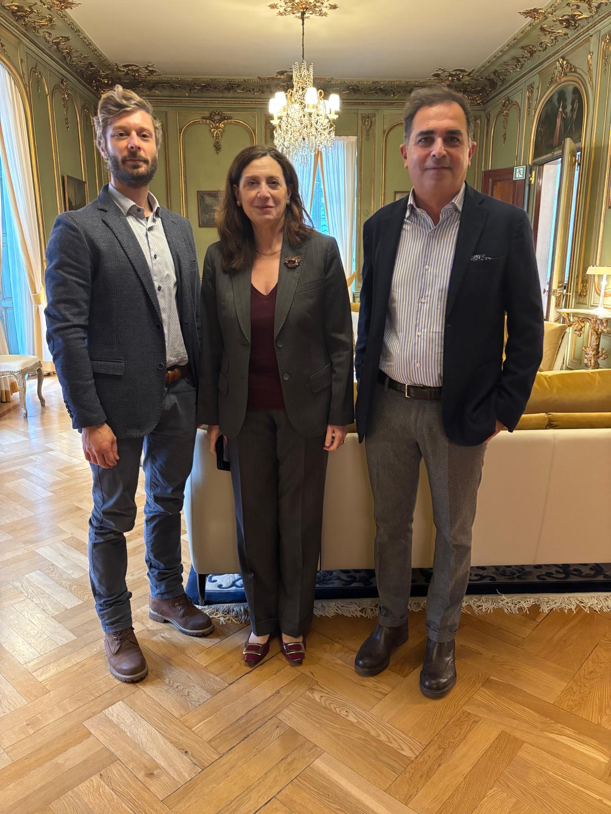 Nella foto il direttore Agata con ambasciatrice Rosini e Luca Cavinato, vice segretario generale della Camera di Commercio italiana in Danimarca.