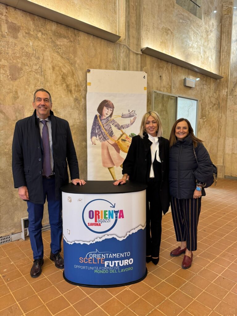 Nella foto: da sinistra, Roberto Arboscello, vicepresidente del Consiglio Regionale e consigliere regionale; Elisa Di Padova, vicesindaco e Assessore alle Politiche educative; Nadia Dalmasso, dirigente dell'Ufficio Scolastico Provinciale di Savona