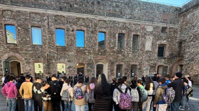 Studenti in visita al Priamar di Savona in occasione degli incontri per l'orientamento alla formazione e al lavoro