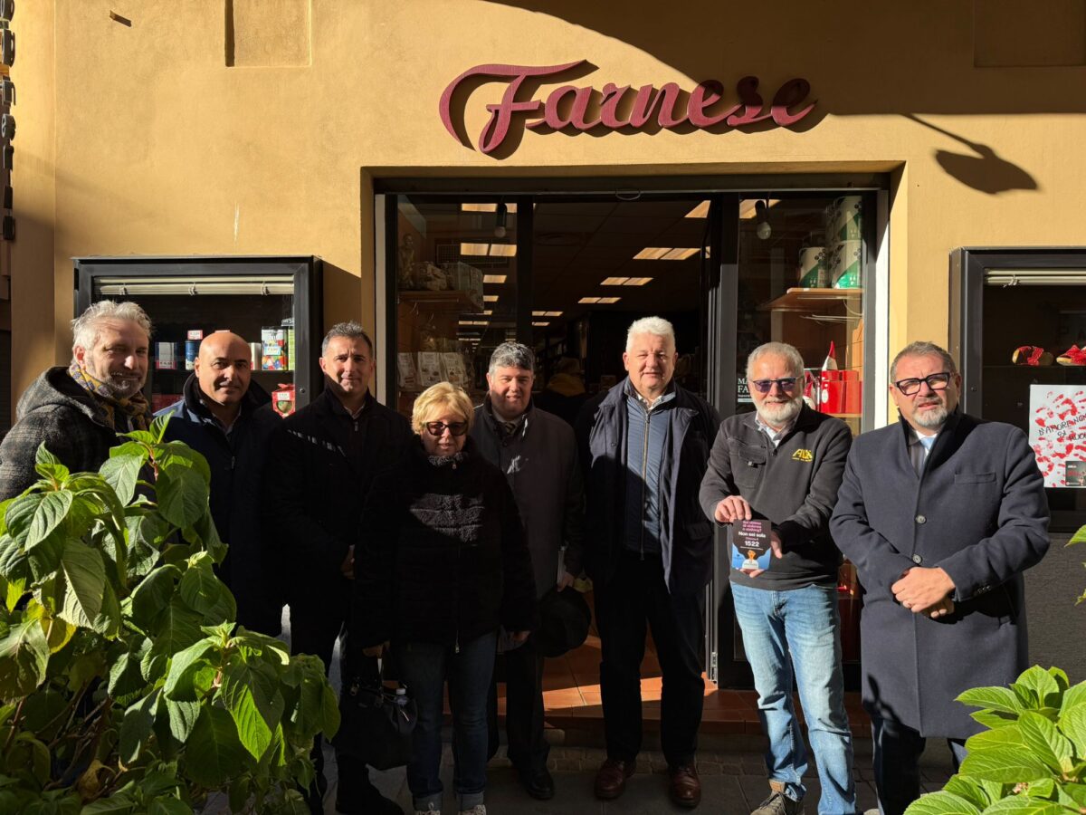 Vetrofanie contro la violenza sulle donne a Vado Ligure PHOTO-2025-11-27-15-23-02 2