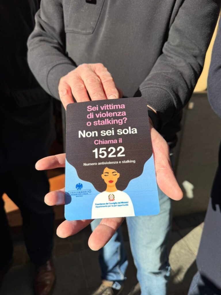 Vetrofanie contro la violenza sulle donne a Vado Ligure PHOTO-2025-11-27-15-23-02