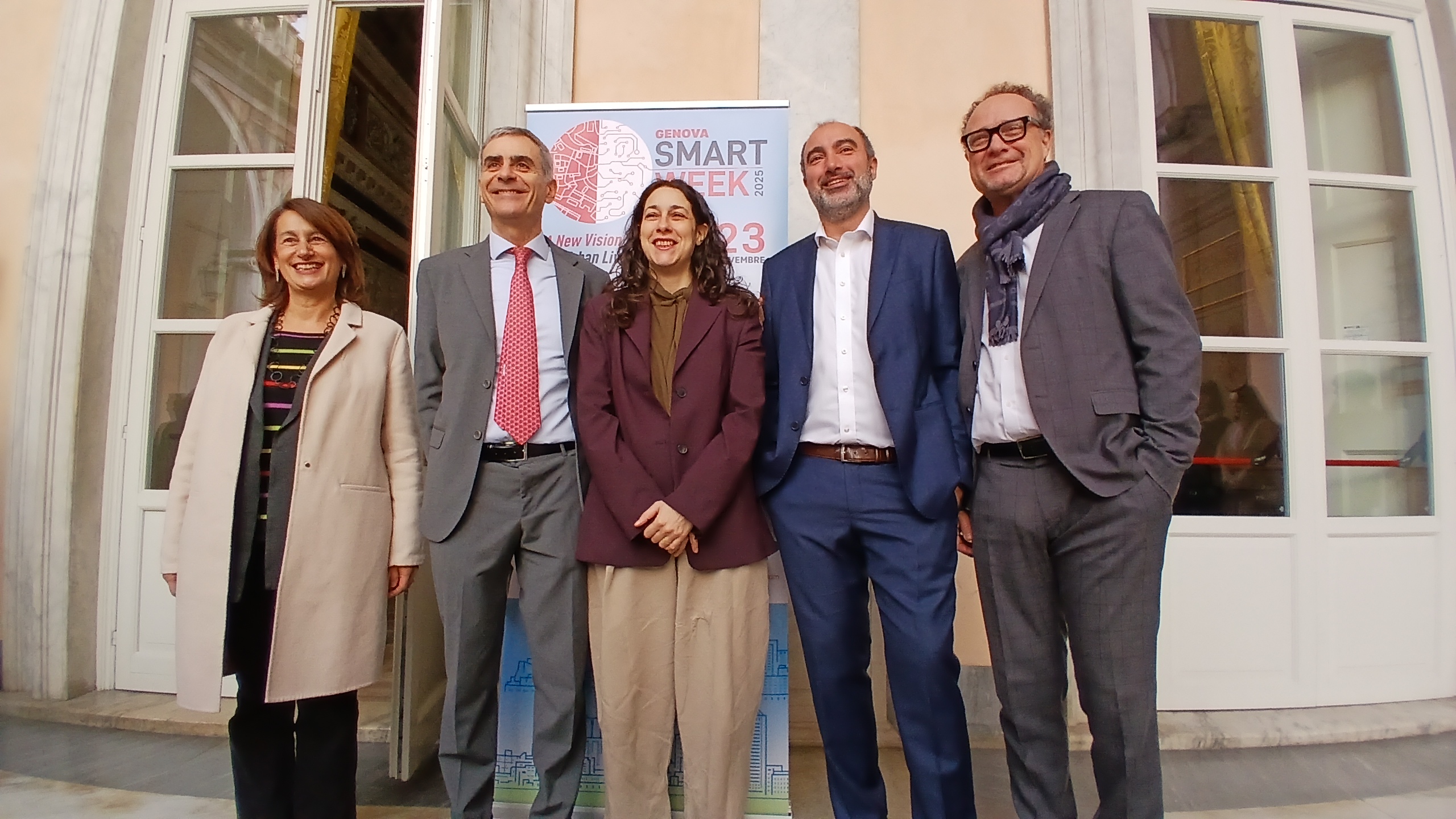 Nella foto, da sinistra a destra: Federica Alcozer (vicepresidente Associazione Genova Smart City), Emilio Robotti (assessore alla mobilità sostenibile), Francesca Coppola (assessora all'urbanistica e alla Smart City), Nicola Valentino Canessa (presidente Associazione Genova Smart City) e Carlo Silva (presidente Clickutility Team).