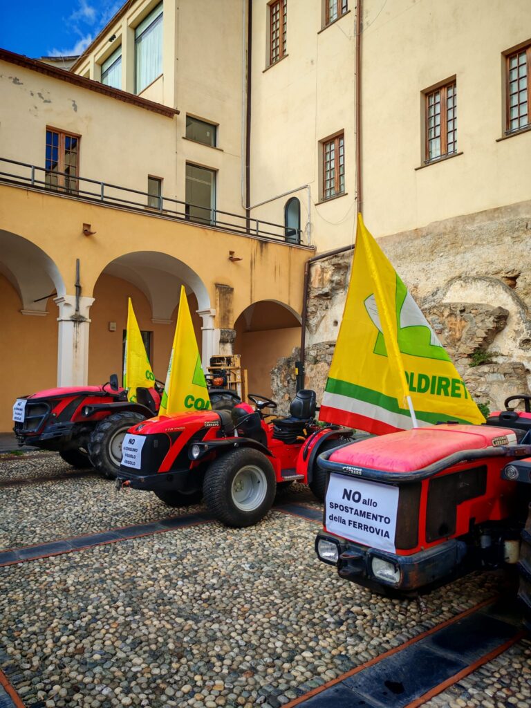 i trattori con protesta no ferrovia