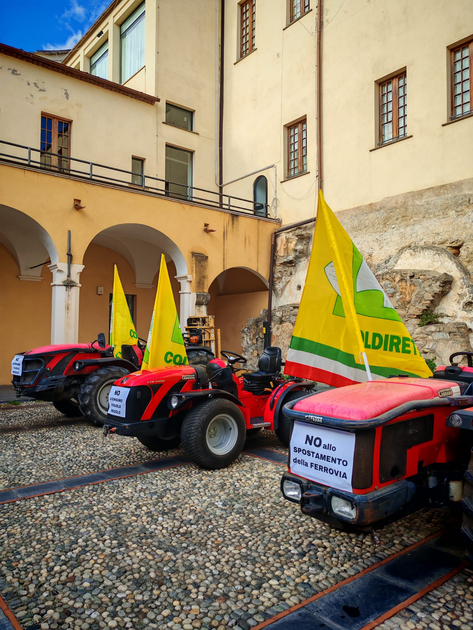 i trattori con protesta no ferrovia