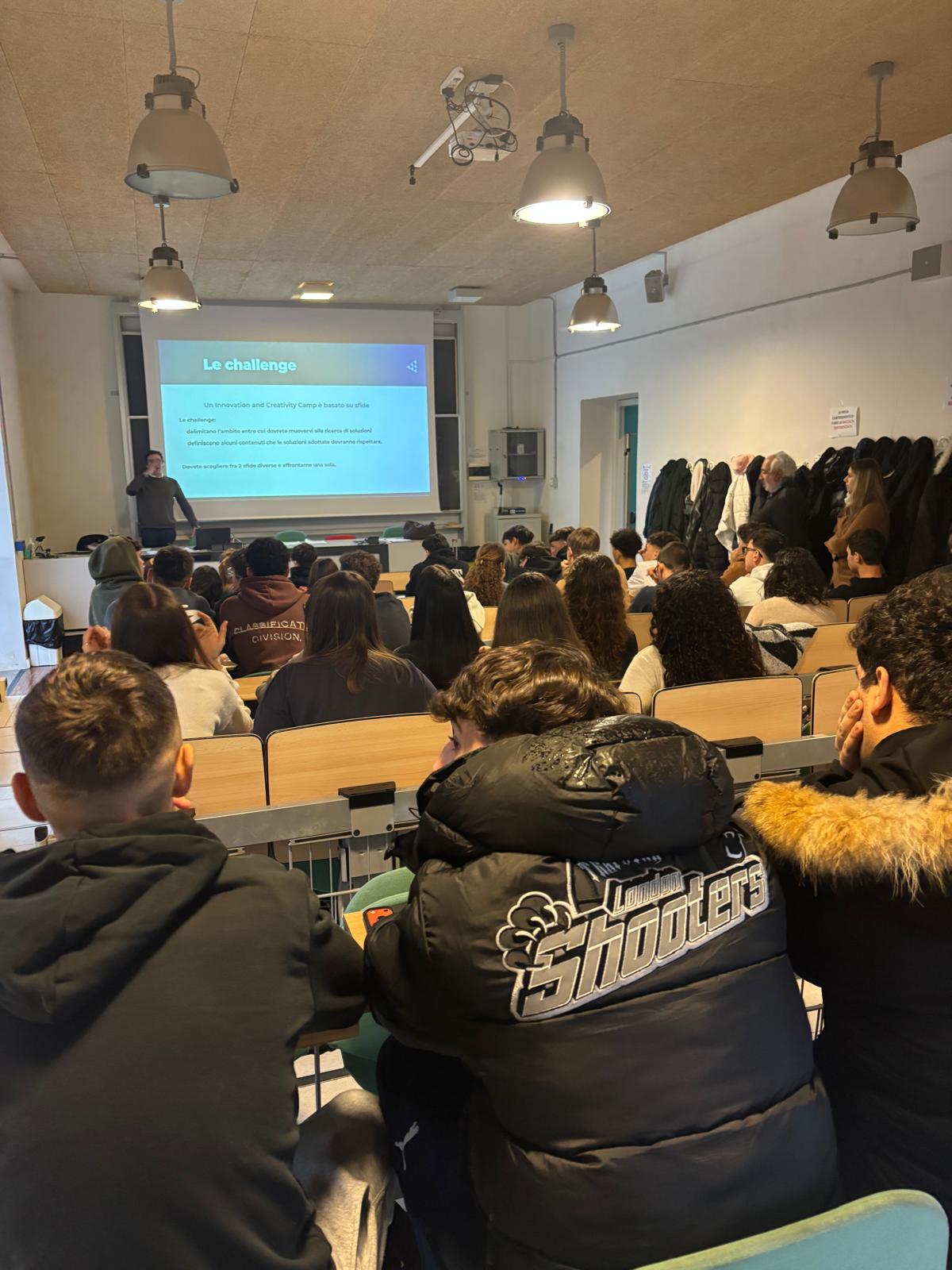 SV_innovation Camp_studenti al lavoro