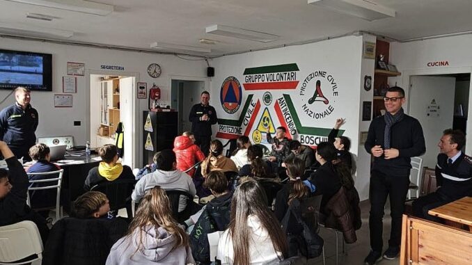 Nella foto: gli studenti, il vicesindaco Daniele Martino, il Responsabile del gruppo Alberto Petrucco e alcuni volontari andoresi