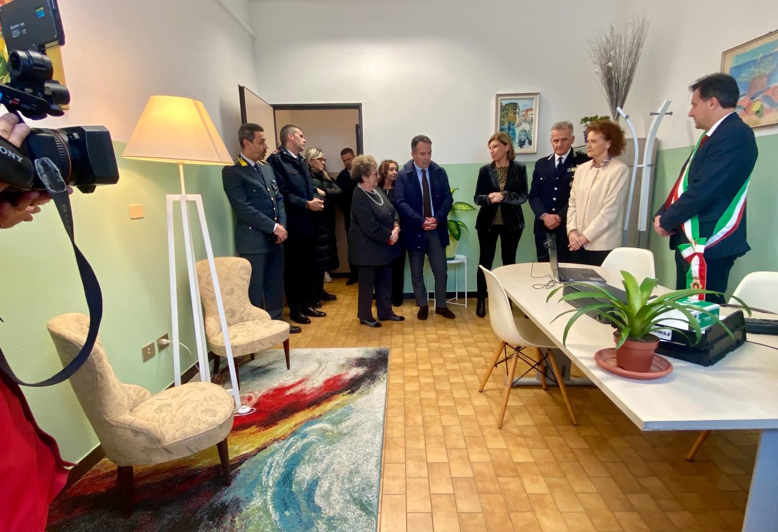 inaugurata a Savona Una stanza tutta per sé al Comando della Polizia Locale