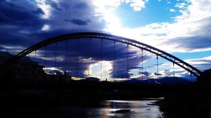 scorre lento tra nuvola e nuvola un ponte