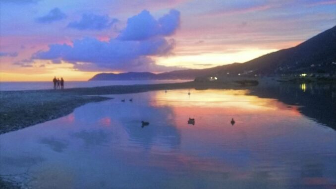 come un lago nell'alba del mare