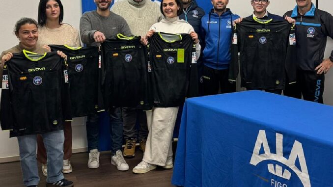 Nella sede AIA Albenga foto di gruppo con la dirigenza e i e 5 nuovi arbitri