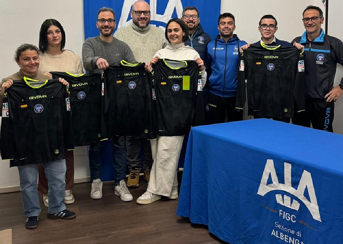 Nella sede AIA Albenga foto di gruppo con la dirigenza e i e 5 nuovi arbitri