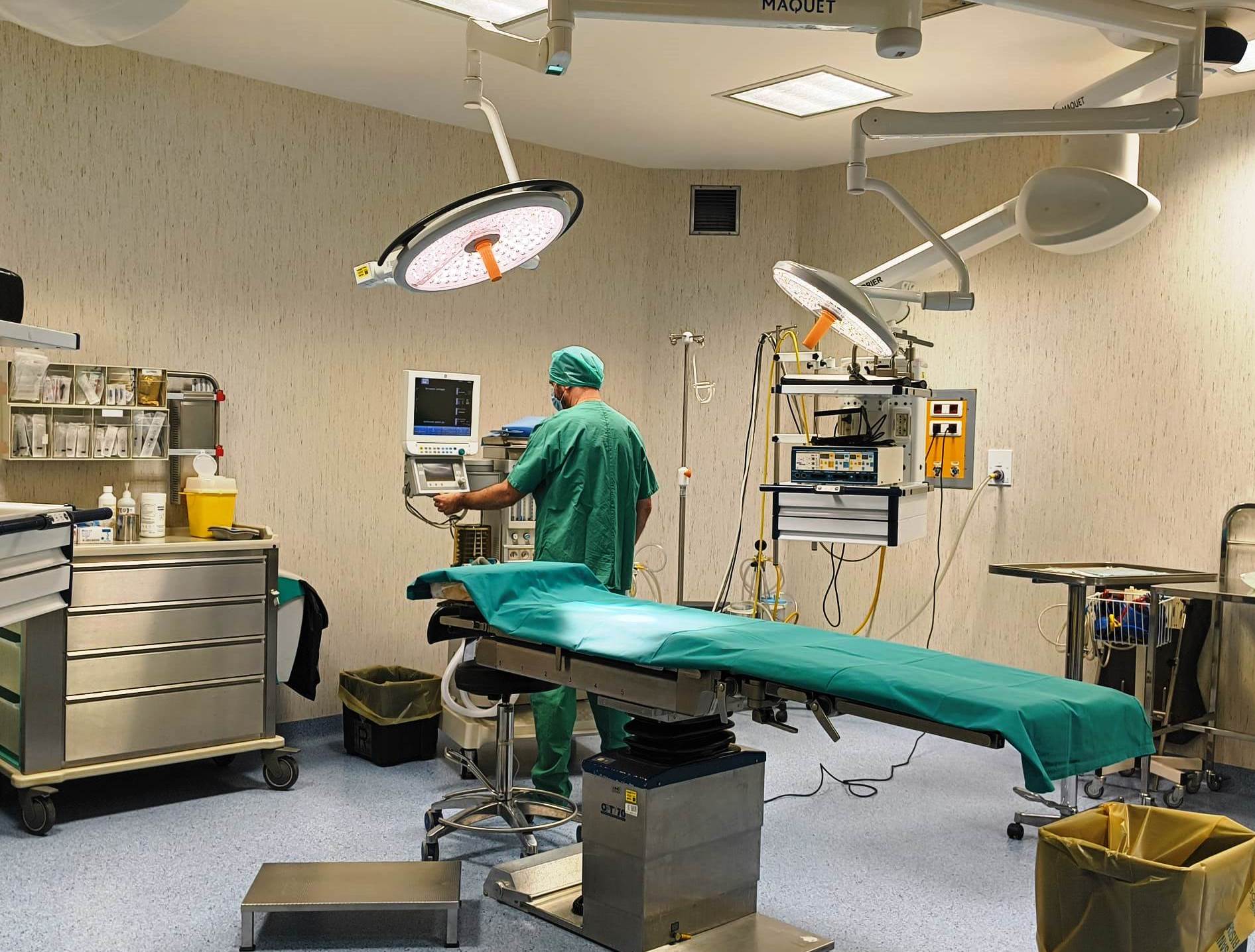 un medico in una sala operatoria dell’Ospedale territoriale San Giuseppe di Cairo Montenotte
