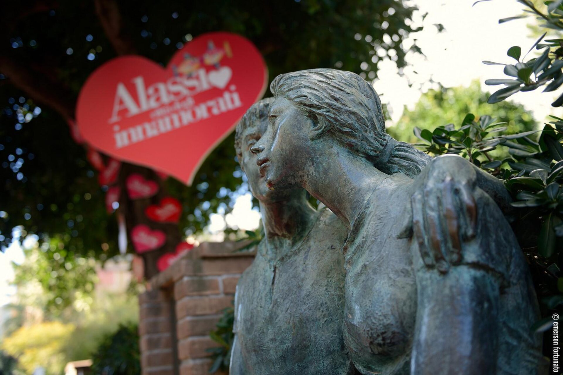 Alassio Città degli Innamorati, particolare della statua in bronzo degli Innamorati di Eros Pellini nel Muretto (Crediti: Foto di Emerson Fortunato)