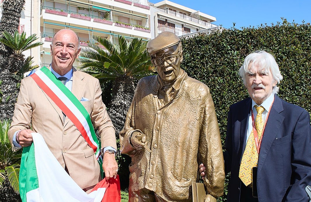 Il sindaco di Alassio Marco Melgrati e lo scultore Flavio Furlan con la statua di Sandro Pertini il giorno dell'inaugurazione
