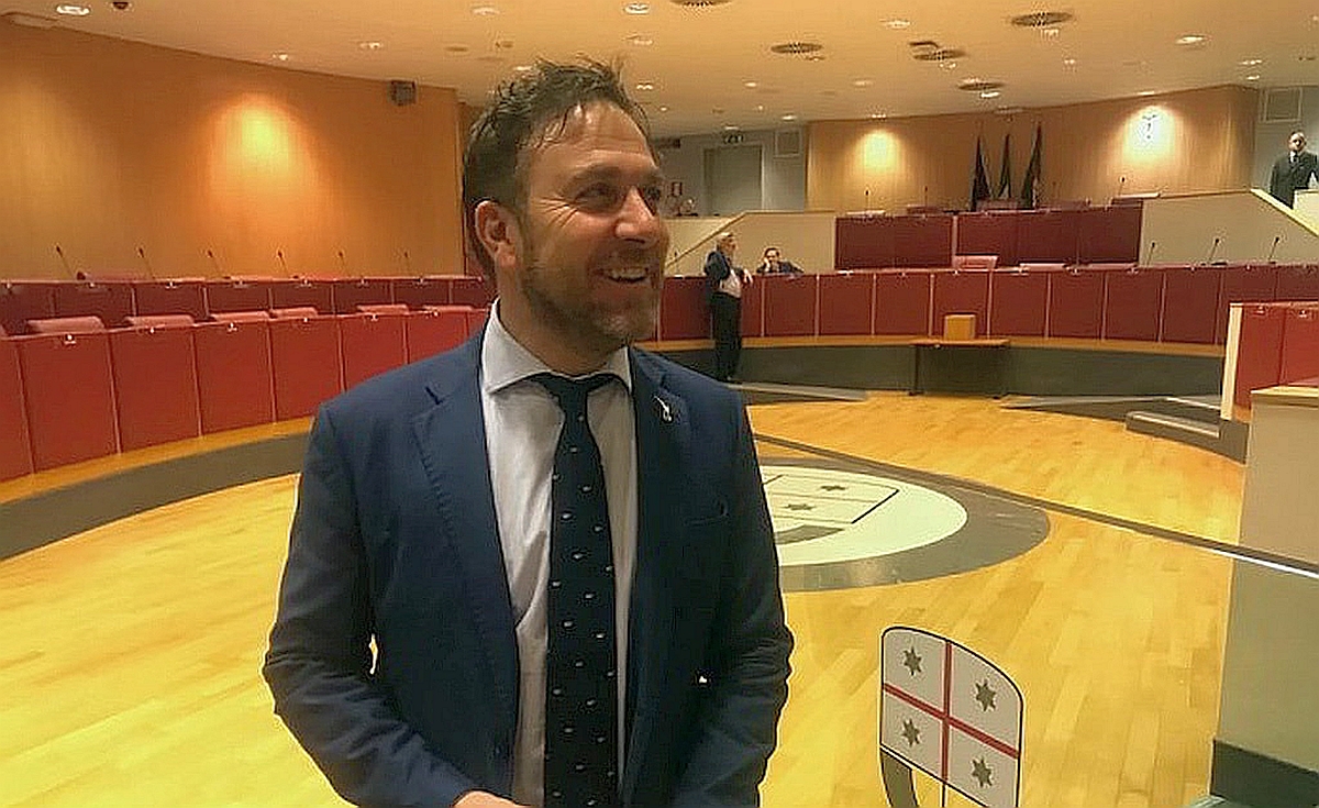Alessandro Piana sorridente nell'aula del Consiglio regionale ligure