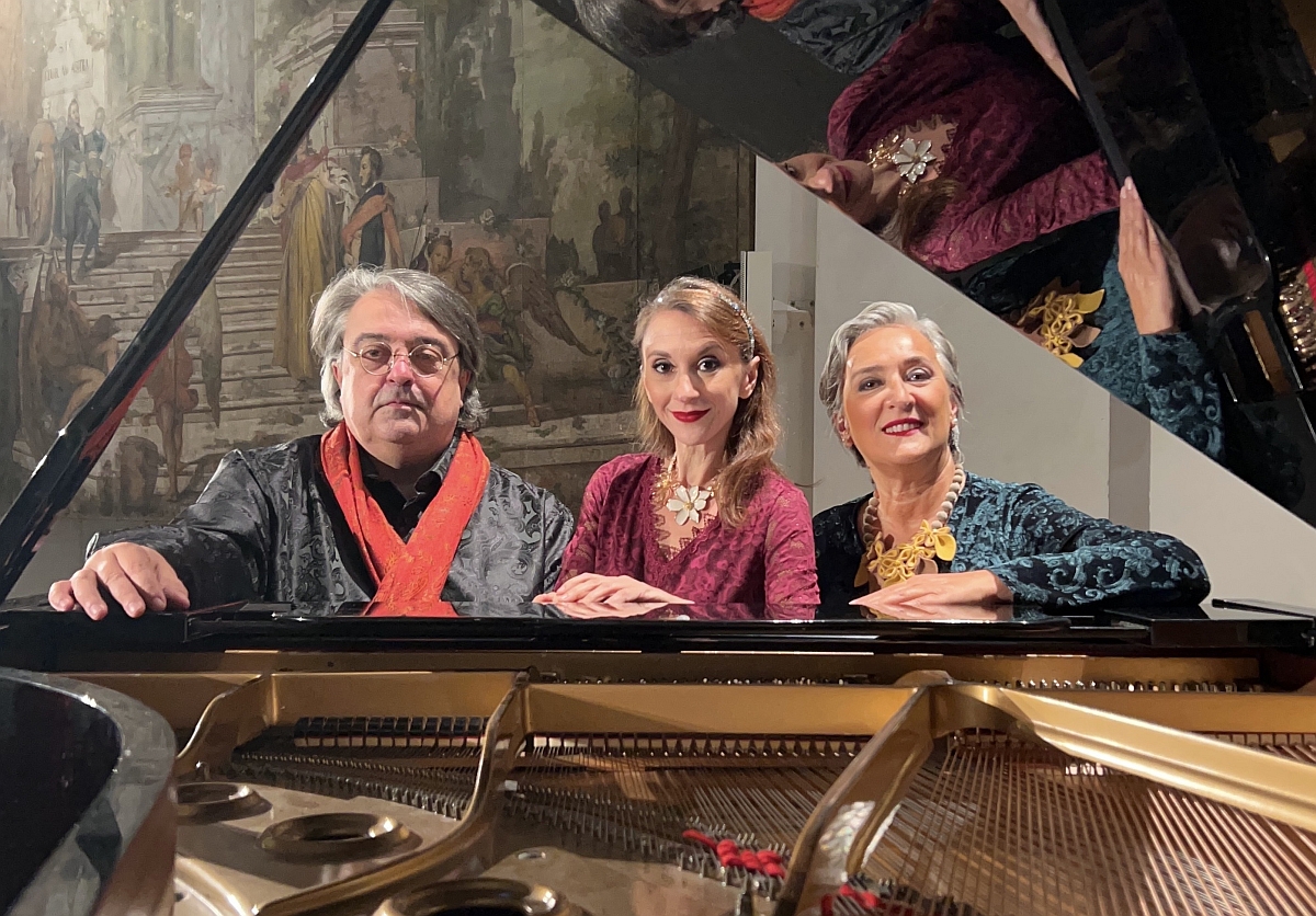 Le pianiste Elena Buttiero e Anita Frumento insieme a Ferdinando Molteni