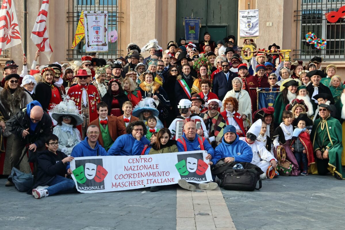 Foto di gruppo in occasione della consueta cerimonia della “consegna delle chiavi” della città di Loano nelle passate edizioni del CarnevaLöa