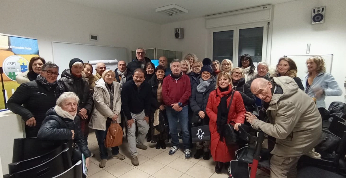 Foto di gruppo nella sede Usei all'inaugurazione del corso di spagnolo a Savona