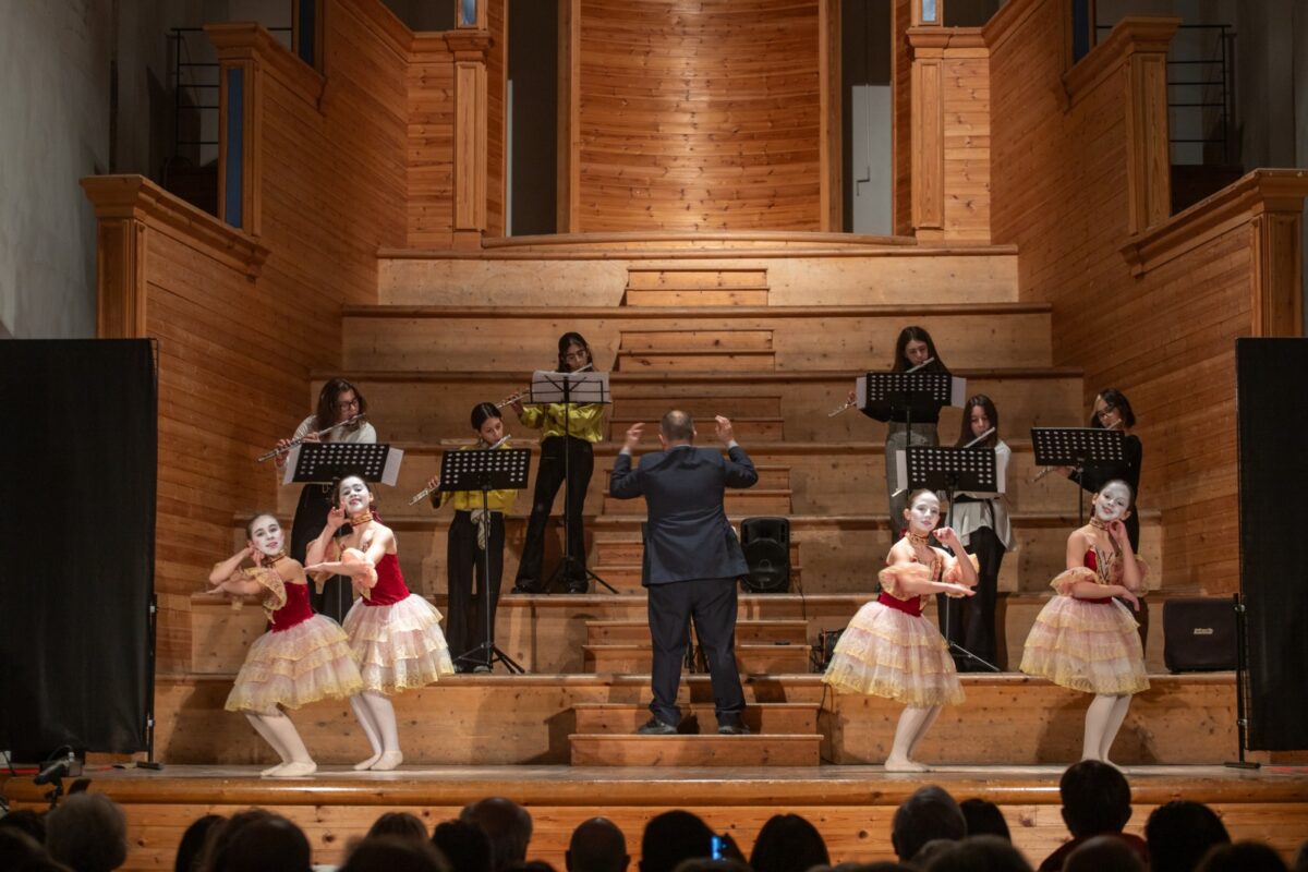 Danzatrici e flautisti si esibiscono sul palco