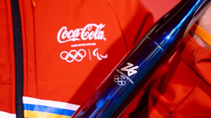lo sponsor della Coca Cola insieme alla torcia olimpica