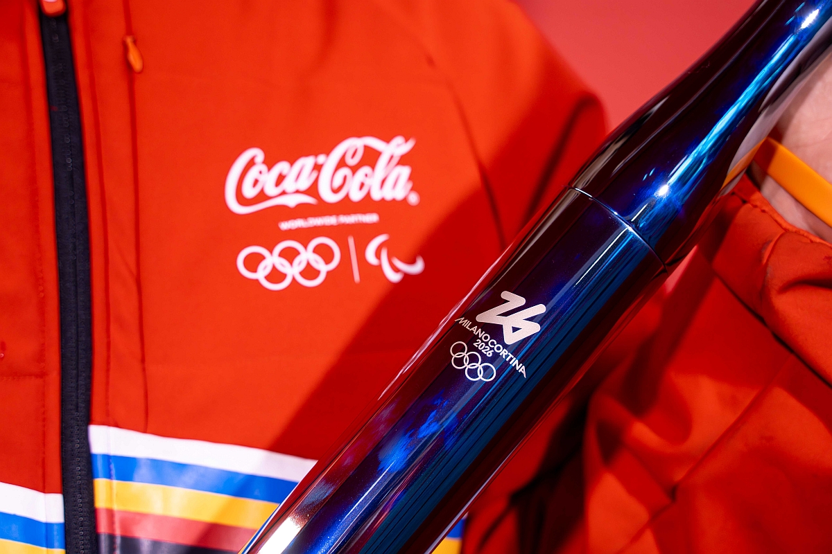 lo sponsor della Coca Cola insieme alla torcia olimpica