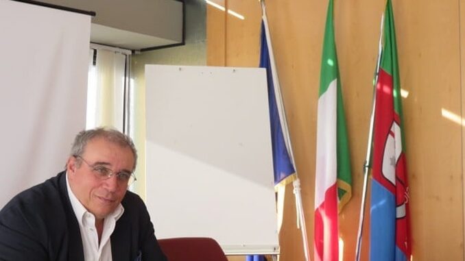 Francesco Bruzzone in ufficio all'epoca in cui era presidente del consiglio della Regione Liguria