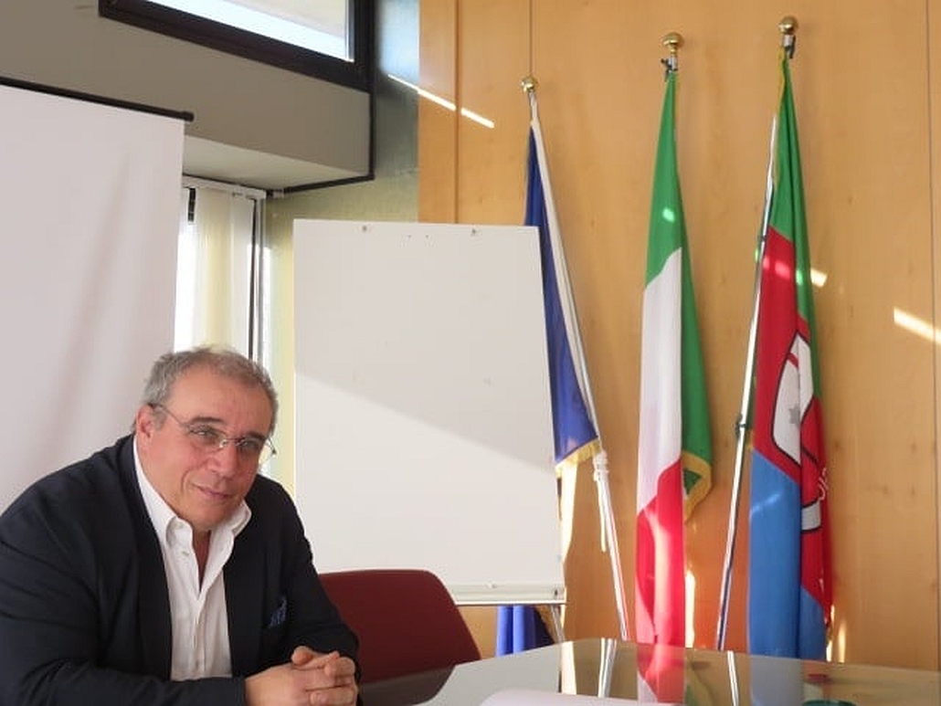 Francesco Bruzzone in ufficio all'epoca in cui era presidente del consiglio della Regione Liguria