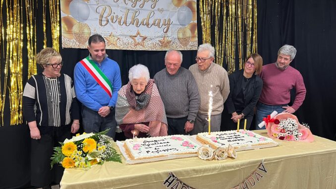 Si spengono le candeline alla festa a Vado Ligure per i 100 anni di Giuliana Toso, con presenti sindaco e vicesindaco