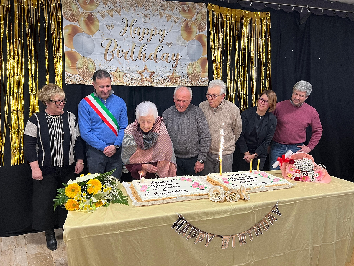 Si spengono le candeline alla festa a Vado Ligure per i 100 anni di Giuliana Toso, con presenti sindaco e vicesindaco