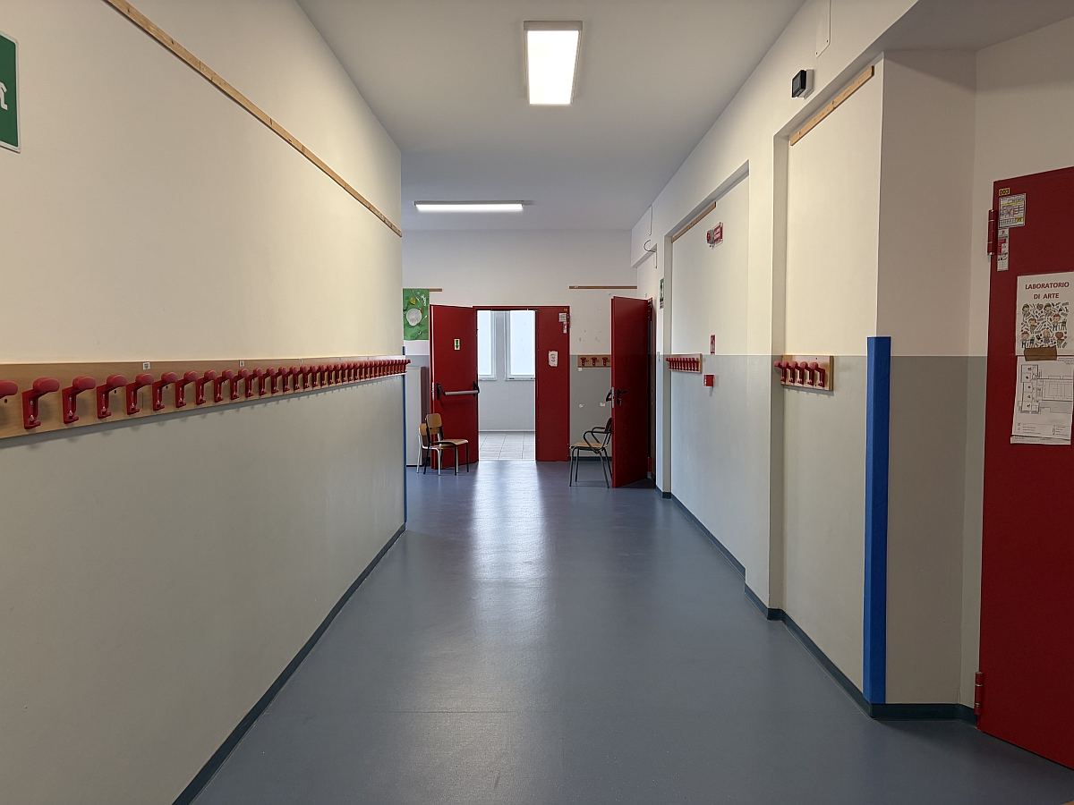 Corridoio interno dell'Istituto Tecnico Economico a indirizzo Turistico di Andora