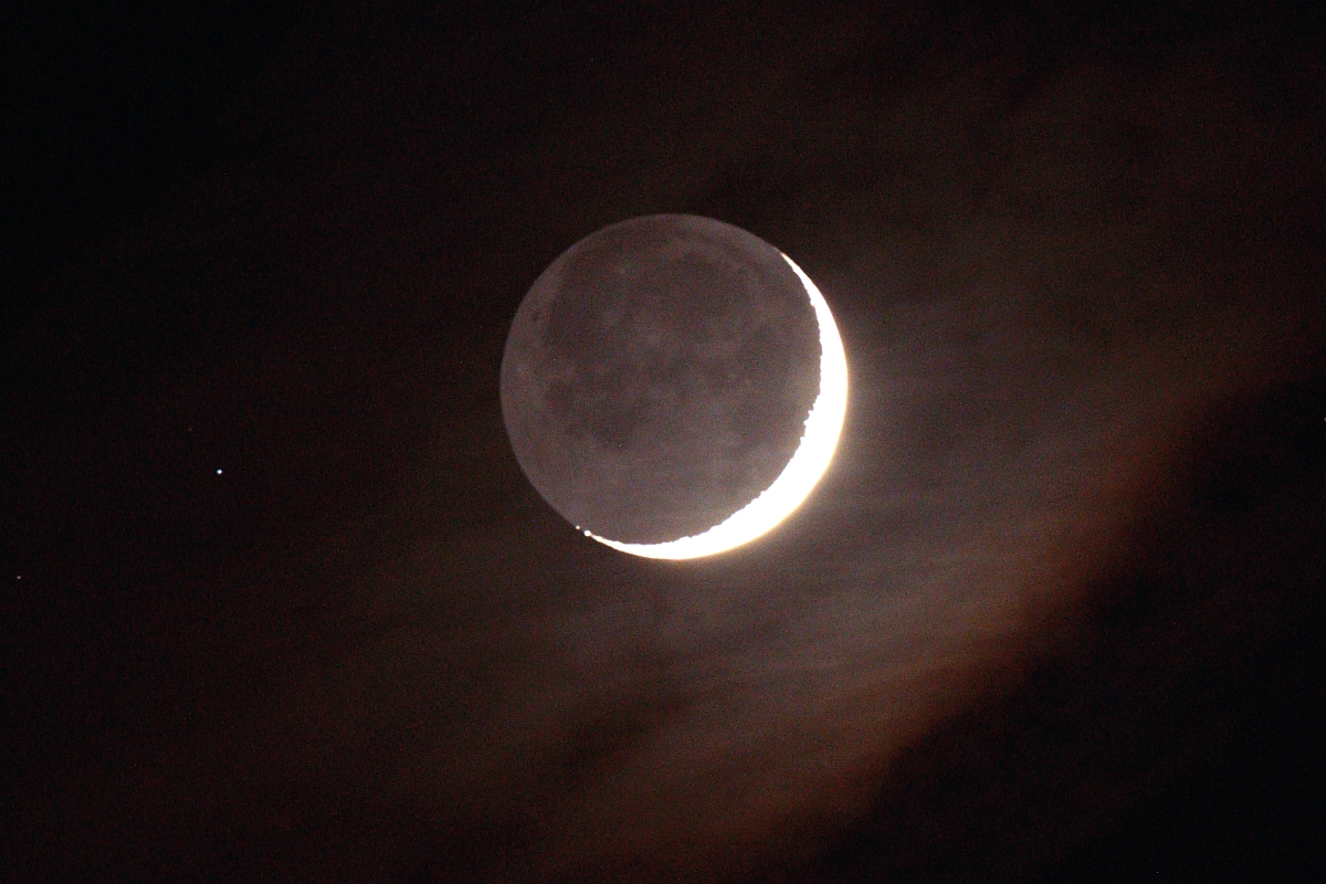 La falce di Luna crescente del 21 gennaio 2026 mostra il fenomeno della luce cinerea