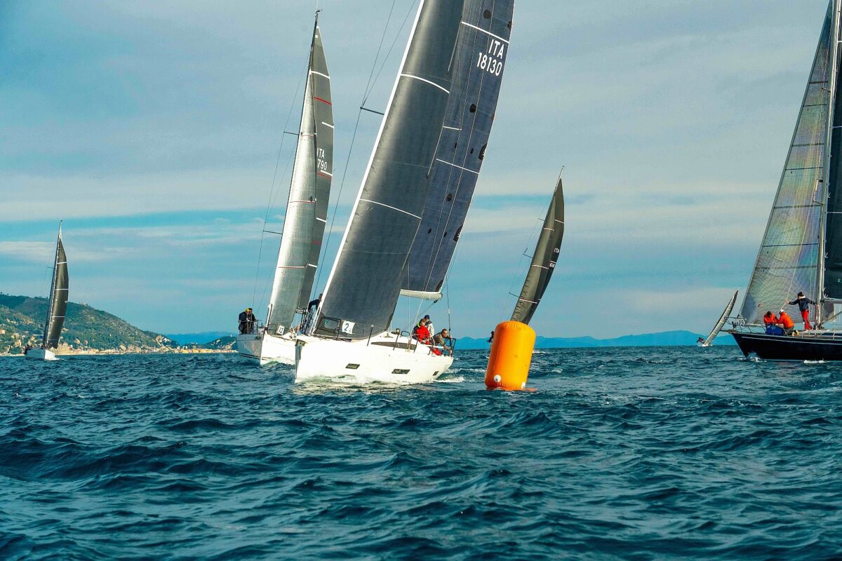 un passaggio della regata al Campionato invernale di Marina di Loano