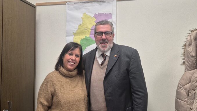 La dottoressa Monica Cirone, neo coordinatrice dell’Area sociosanitaria di ASL 2, e il consigliere regionale di Forza Italia, Angelo Vaccarezza durante un incontro a Savona