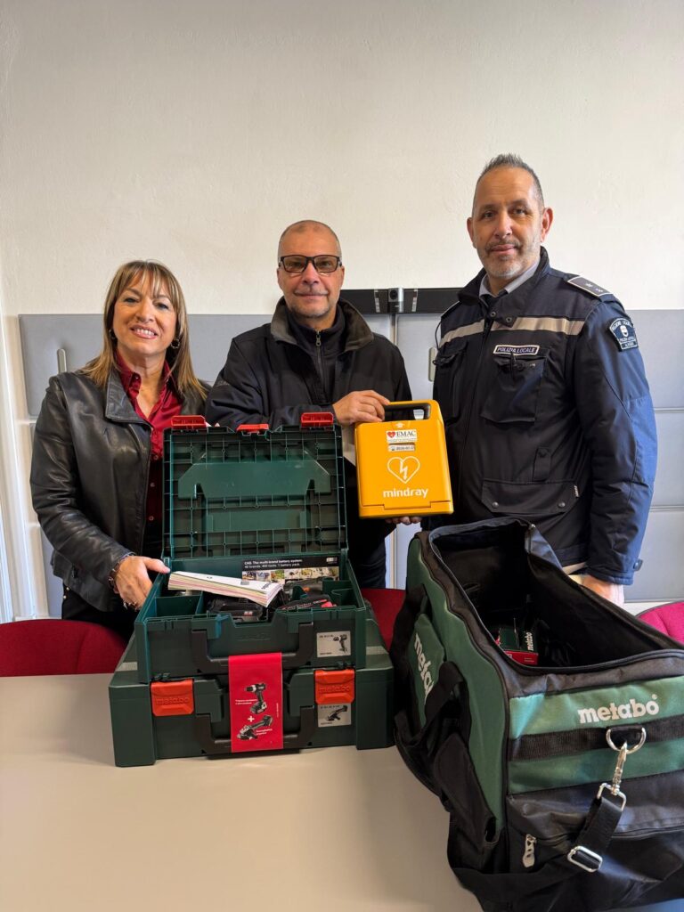 Consegna delle nuove attrezzature per il Gruppo Comunale Volontari di Protezione Civile di Alassio e l'assessore Giannotta
