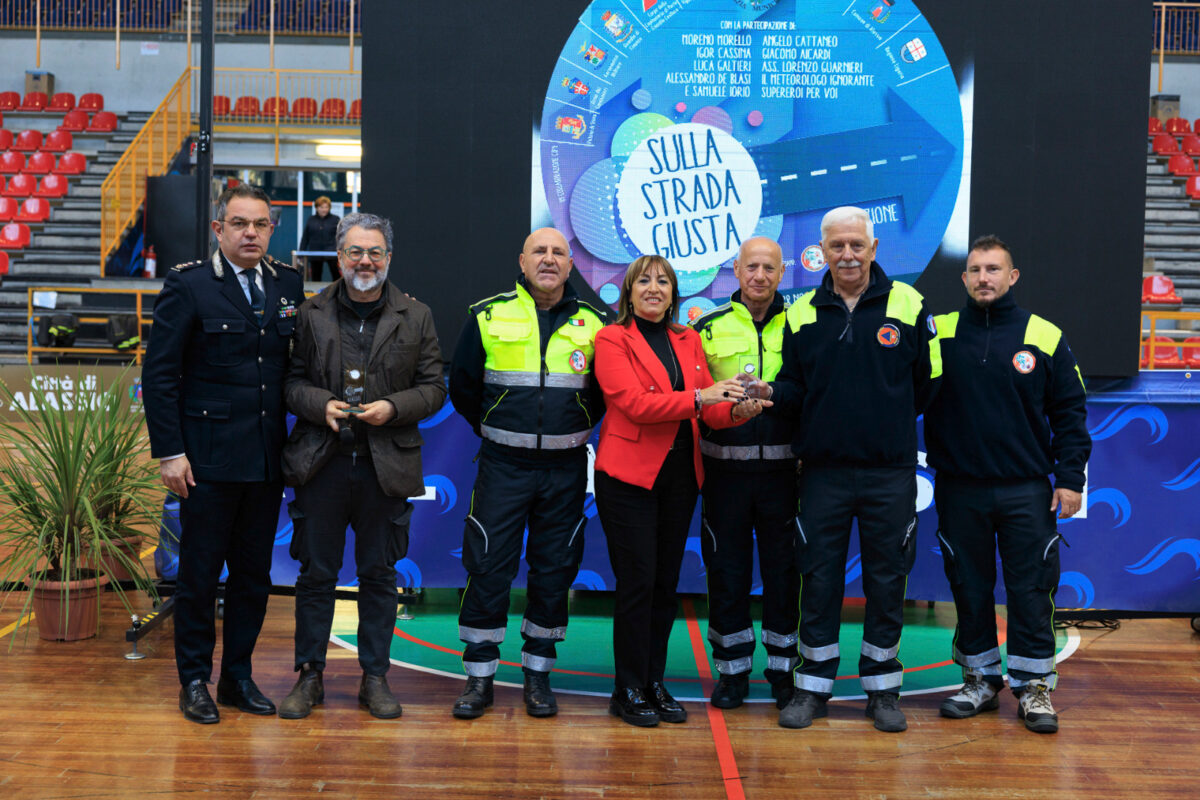 In foto: una rappresentanza del Gruppo Comunale Volontari di Protezione Civile di Alassio durante la manifestazione "Sulla Strada Giusta", alla presenza dell'assessore alla Protezione Civile del Comune di Alassio, Franca Giannotta, del Comandante della Polizia Locale di Alassio Francesco Parrella e del presidente dell'Ordine dei Geologi della Liguria Alessandro Scarpati.