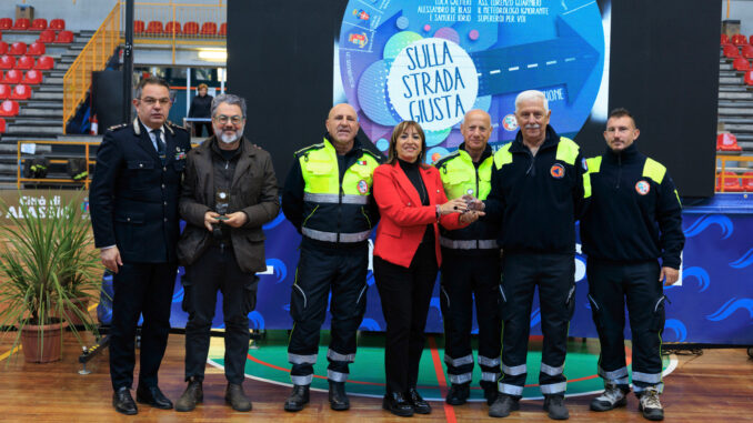 In foto: una rappresentanza del Gruppo Comunale Volontari di Protezione Civile di Alassio durante la manifestazione "Sulla Strada Giusta", alla presenza dell'assessore alla Protezione Civile del Comune di Alassio, Franca Giannotta, del Comandante della Polizia Locale di Alassio Francesco Parrella e del presidente dell'Ordine dei Geologi della Liguria Alessandro Scarpati.