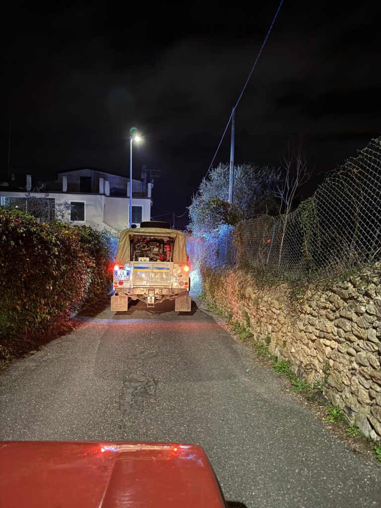 Protezione civile di Albenga in azione per spargere sale sulle strade contro il gelo