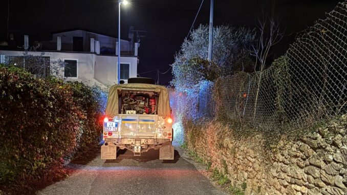 Protezione civile di Albenga in azione per spargere sale sulle strade contro il gelo