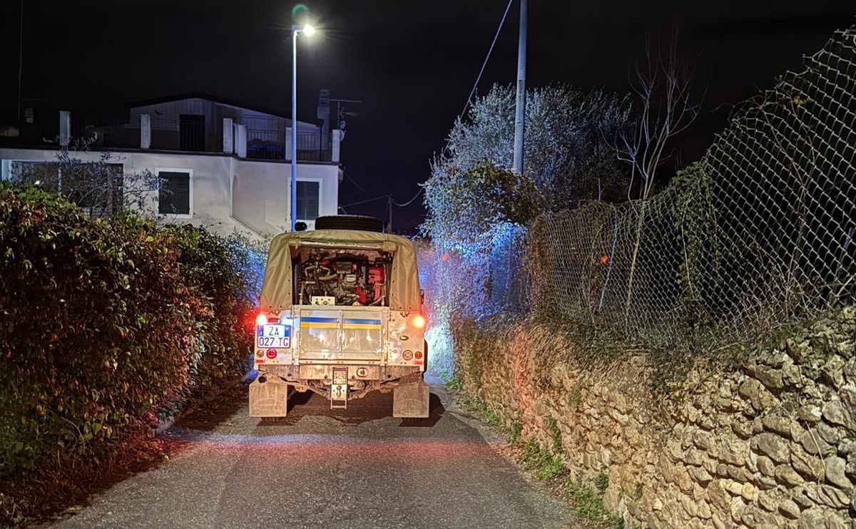 Protezione civile di Albenga in azione per spargere sale sulle strade contro il gelo