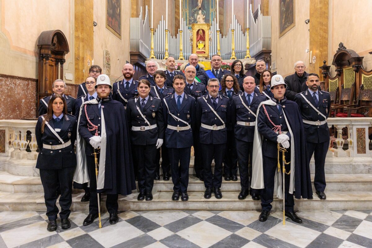 Foto di gruppo della Polizia Locale di Alassio e le autorità comunali in occasione delle celebrazioni di San Sebastiano