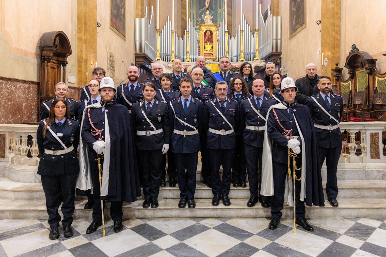 Foto di gruppo della Polizia Locale di Alassio e le autorità comunali in occasione delle celebrazioni di San Sebastiano