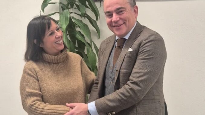 Stretta di mano tra la nuova Coordinatrice di Area dell’ASL2, la dottoressa Monica Cirone, e il presidente della Provincia di Savona, Pierangelo Olivieri.