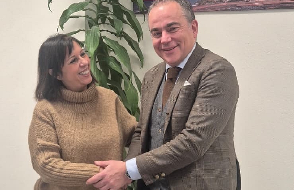 Stretta di mano tra la nuova Coordinatrice di Area dell’ASL2, la dottoressa Monica Cirone, e il presidente della Provincia di Savona, Pierangelo Olivieri.