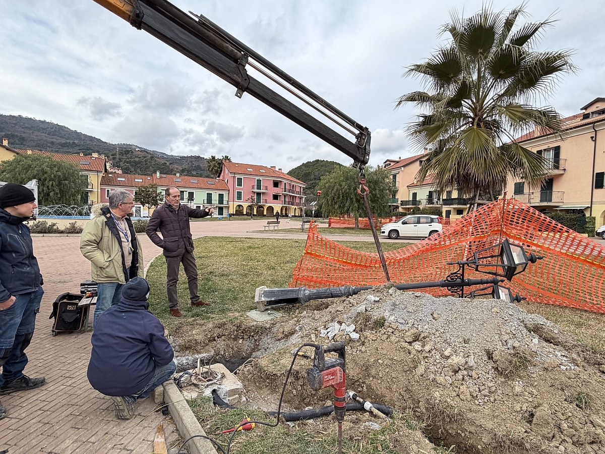 Sopralluogo del sindaco di Andora Mauro Demichelis ai lavori illuminazione dei Giardini Lino Giusto